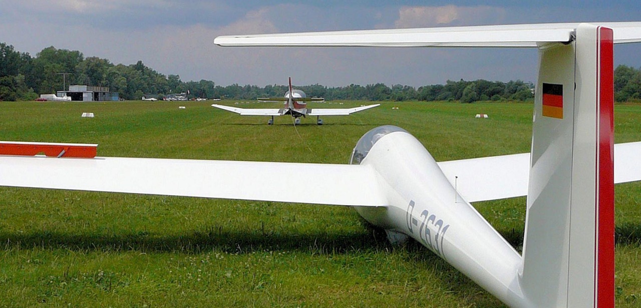Segelflugzeugschlepp am Flugplatz Konstanz